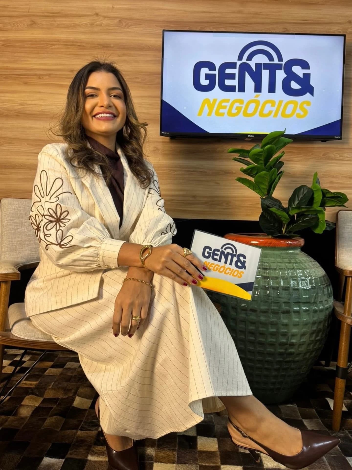 Tayannara Carvalho no estúdio do Gente & Negócios